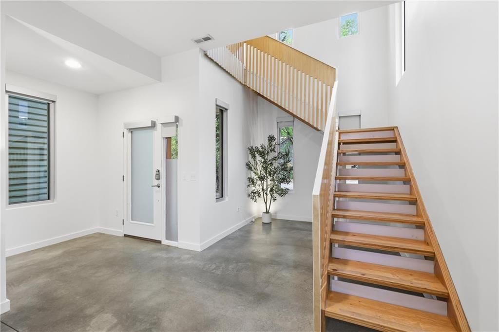 Photo 5 of 42 - 1633 Jefferson Street, Kansas City, MO 64108