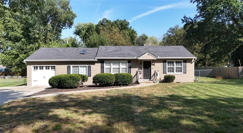 6419 Bluejacket Street, Shawnee, KS: listing photo 2