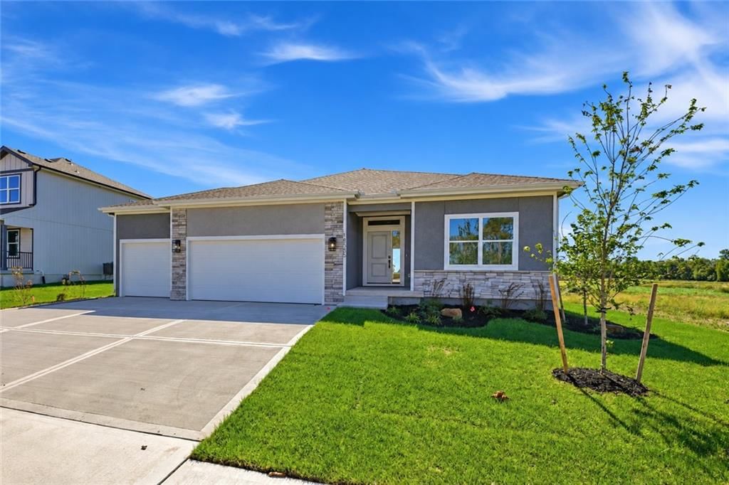 18585 W 195th Street, Spring Hill, KS
