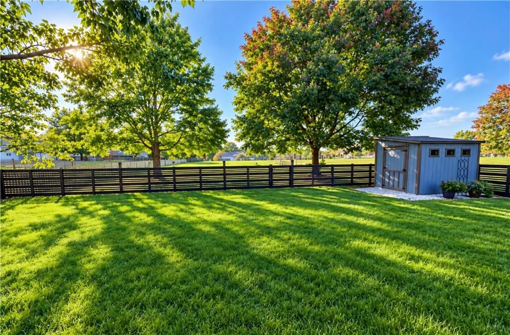 Photo 34 of 39 - 612 SE CUMBERLAND Drive, Lee's Summit, MO 64063