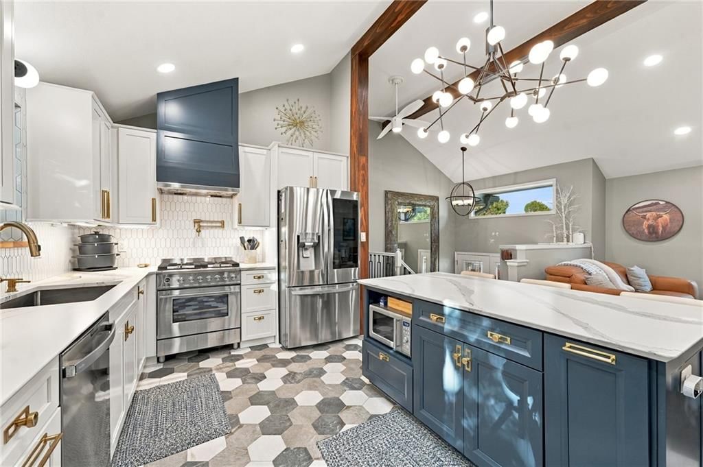Photo 6 of 39 - 612 SE CUMBERLAND Drive, Lee's Summit, MO 64063