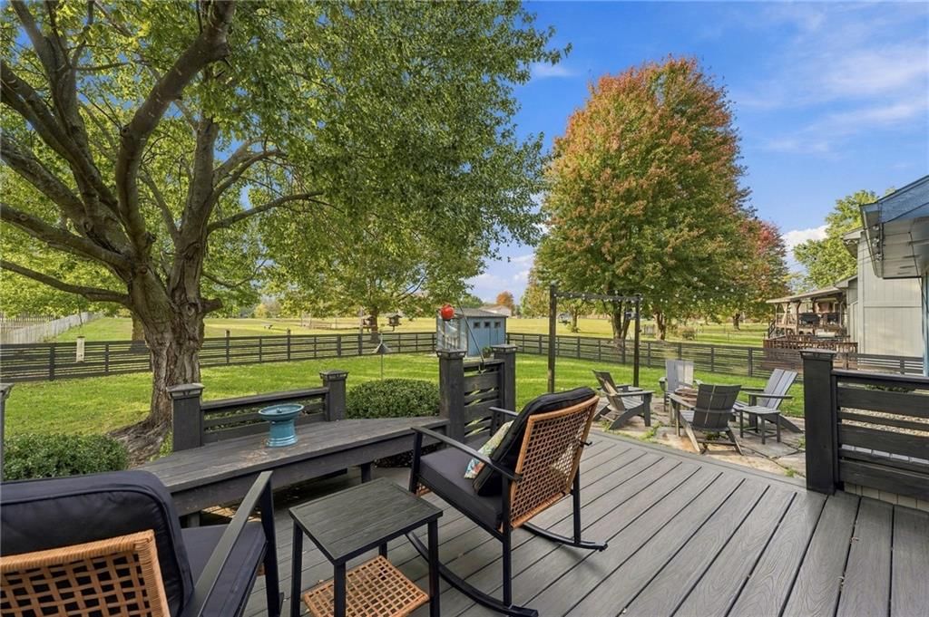 Photo 32 of 39 - 612 SE CUMBERLAND Drive, Lee's Summit, MO 64063