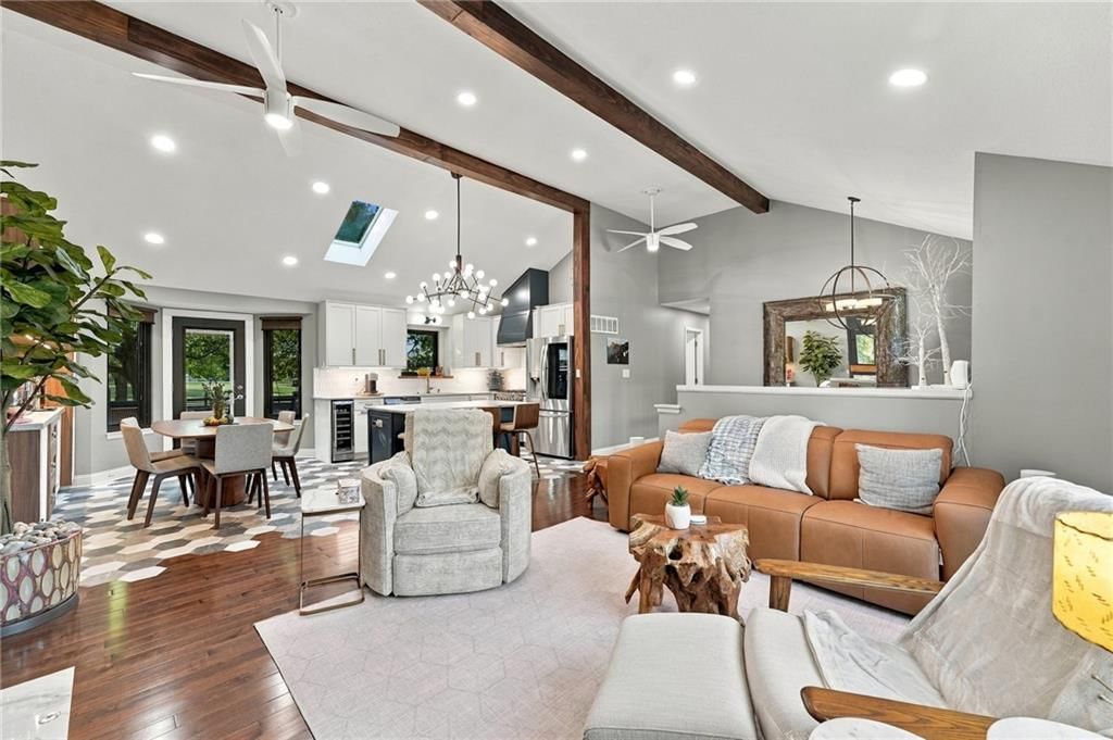 Photo 4 of 39 - 612 SE CUMBERLAND Drive, Lee's Summit, MO 64063