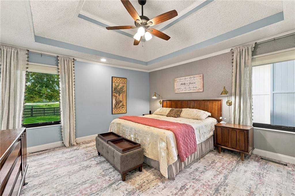 Photo 16 of 39 - 612 SE CUMBERLAND Drive, Lee's Summit, MO 64063