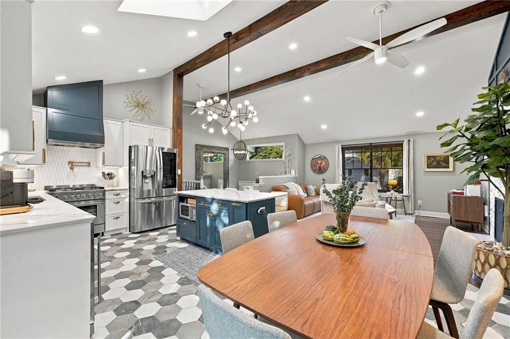 Photo 12 of 39 - 612 SE CUMBERLAND Drive, Lee's Summit, MO 64063