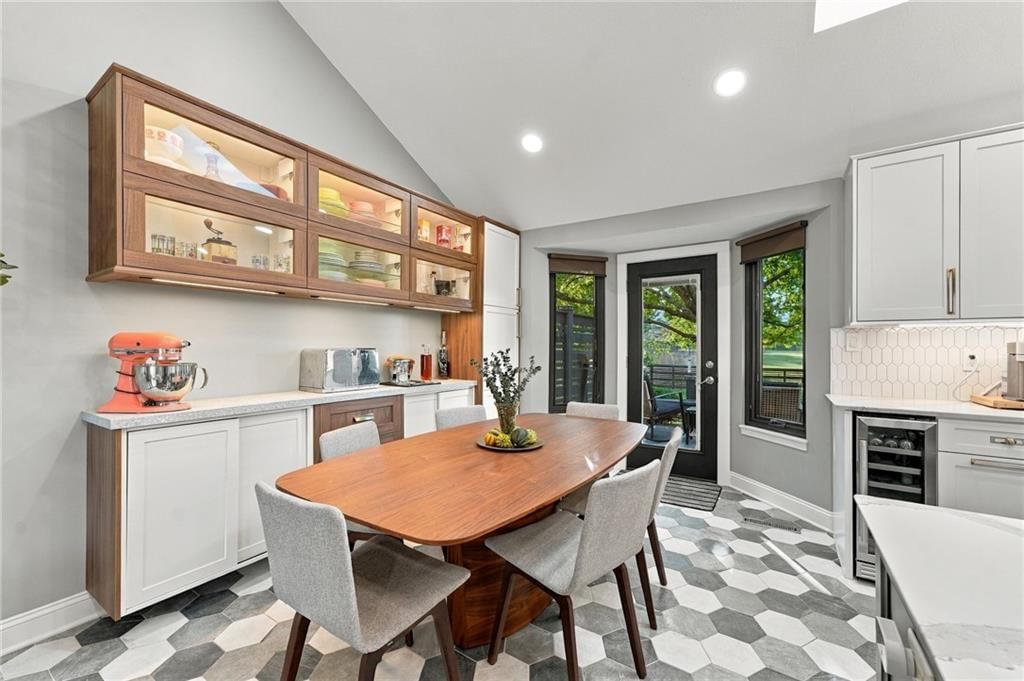 Photo 11 of 39 - 612 SE CUMBERLAND Drive, Lee's Summit, MO 64063
