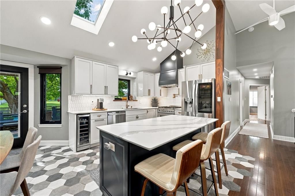 Photo 7 of 39 - 612 SE CUMBERLAND Drive, Lee's Summit, MO 64063