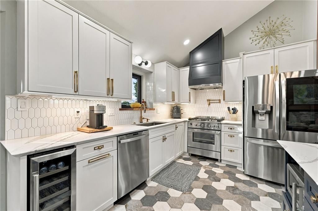 Photo 8 of 39 - 612 SE CUMBERLAND Drive, Lee's Summit, MO 64063
