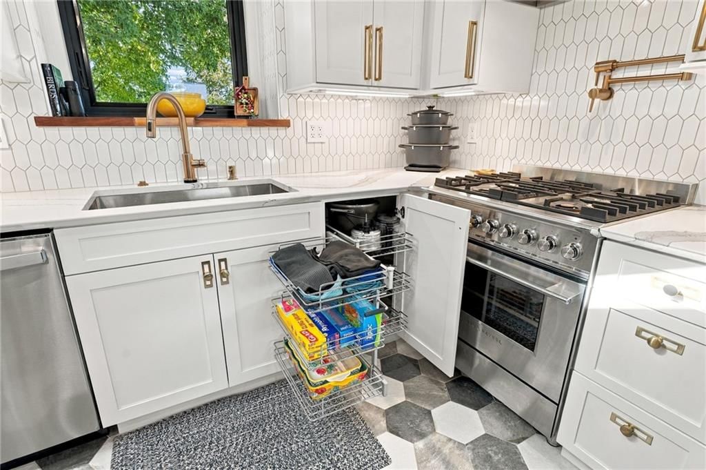 Photo 9 of 39 - 612 SE CUMBERLAND Drive, Lee's Summit, MO 64063