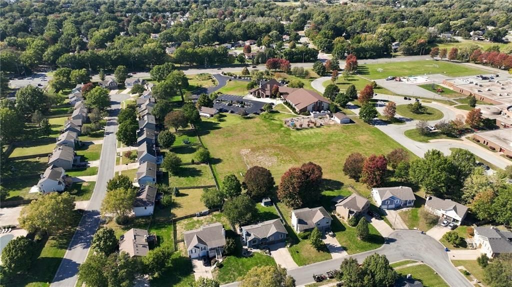 Photo 38 of 39 - 612 SE CUMBERLAND Drive, Lee's Summit, MO 64063