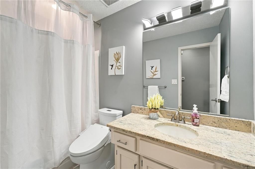Photo 23 of 39 - 612 SE CUMBERLAND Drive, Lee's Summit, MO 64063