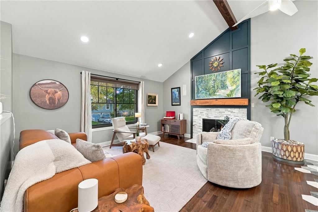 Photo 5 of 39 - 612 SE CUMBERLAND Drive, Lee's Summit, MO 64063