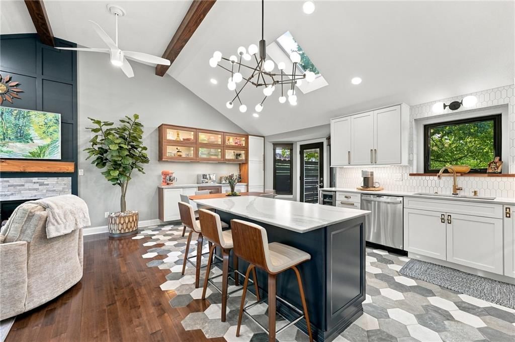 Photo 10 of 39 - 612 SE CUMBERLAND Drive, Lee's Summit, MO 64063