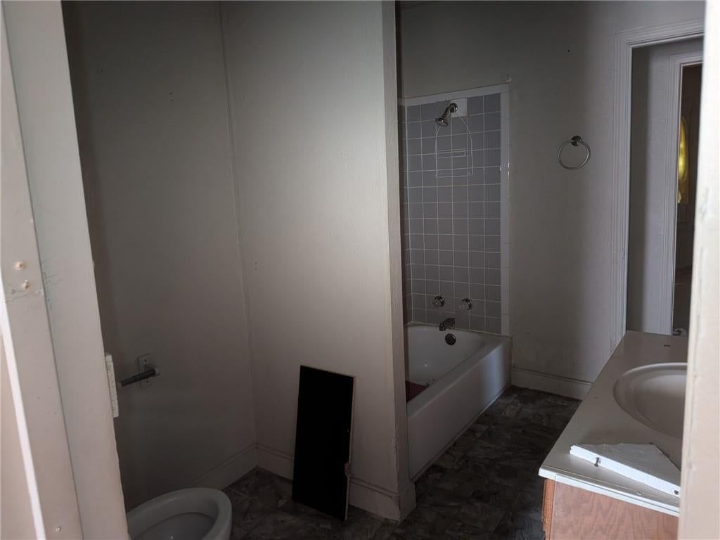 Tiled shower at 6744 Bales Avenue, Kansas City, MO 64132