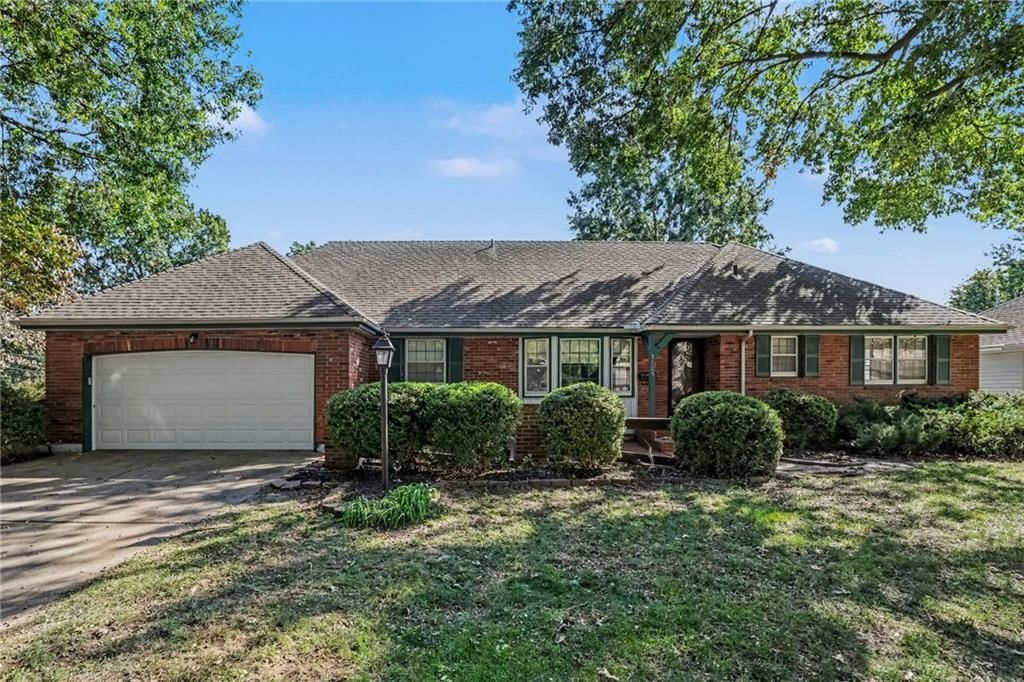 Photo 2 of 32 - 5125 Spring Avenue, Kansas City, MO 64133