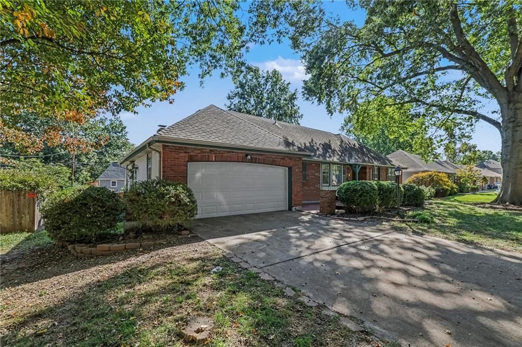 Photo 3 of 32 - 5125 Spring Avenue, Kansas City, MO 64133