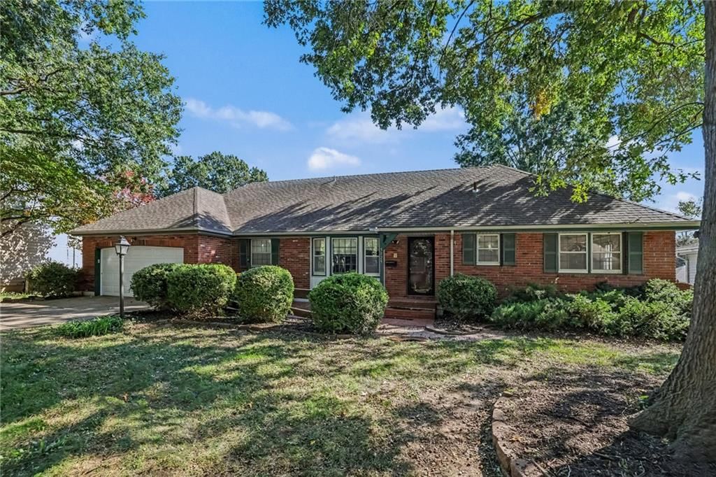 Photo 4 of 32 - 5125 Spring Avenue, Kansas City, MO 64133