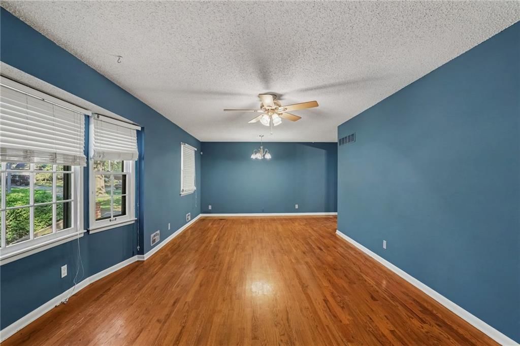 Photo 6 of 32 - 5125 Spring Avenue, Kansas City, MO 64133