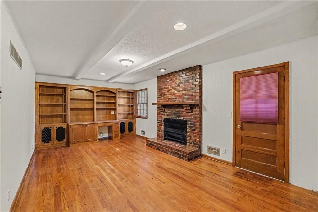 Photo 8 of 32 - 5125 Spring Avenue, Kansas City, MO 64133