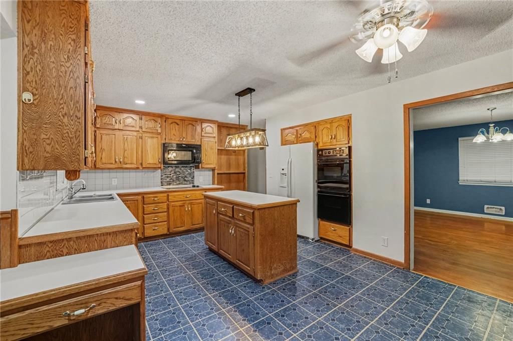 Photo 9 of 32 - 5125 Spring Avenue, Kansas City, MO 64133