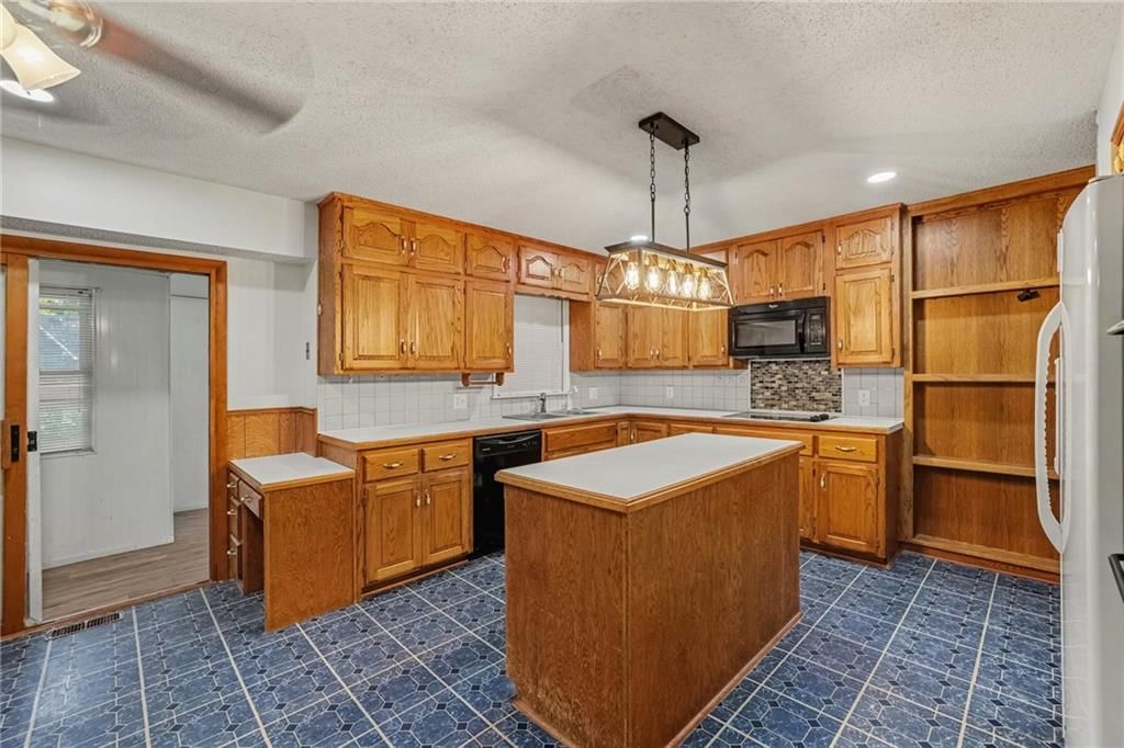 Photo 10 of 32 - 5125 Spring Avenue, Kansas City, MO 64133