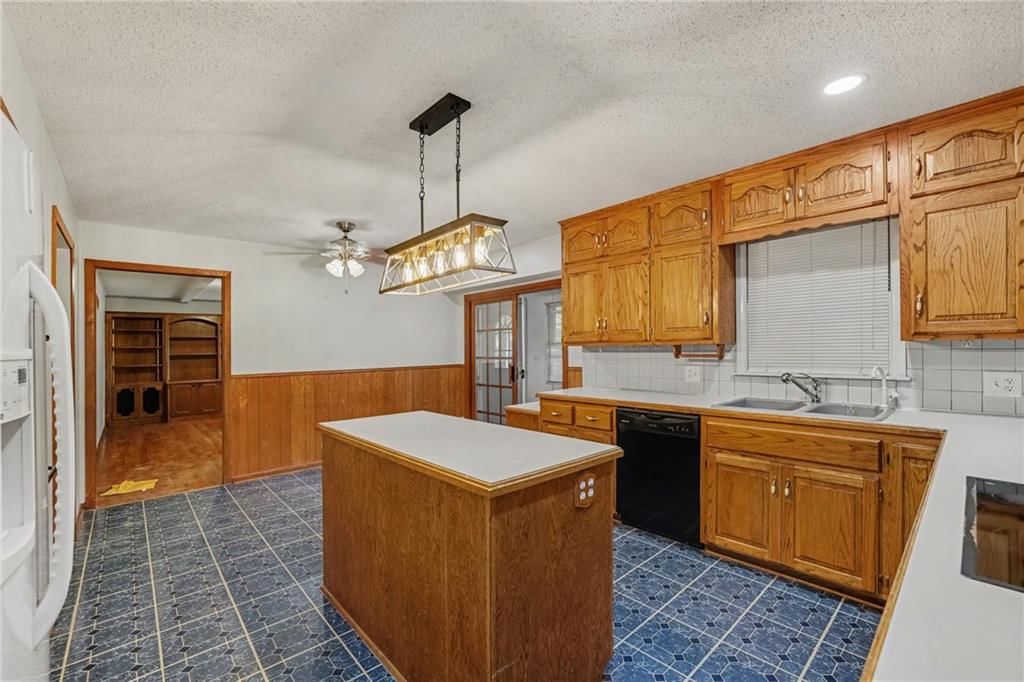 Photo 11 of 32 - 5125 Spring Avenue, Kansas City, MO 64133