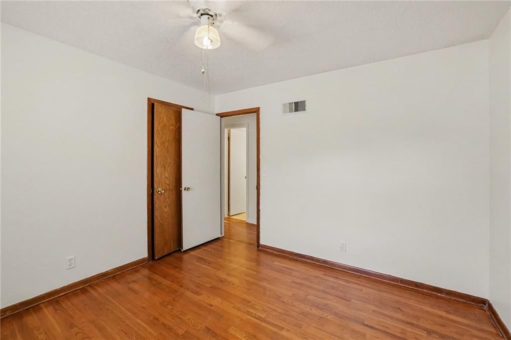 Photo 15 of 32 - 5125 Spring Avenue, Kansas City, MO 64133