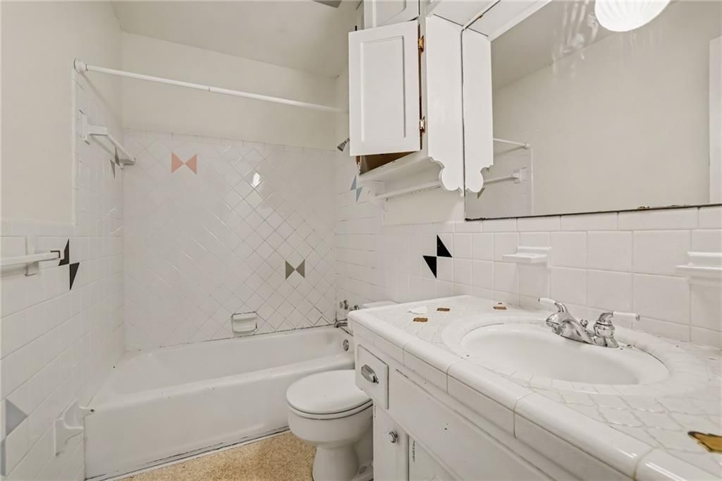 Photo 16 of 32 - 5125 Spring Avenue, Kansas City, MO 64133