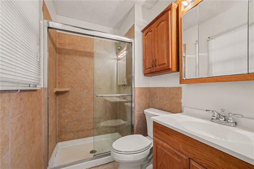 Photo 17 of 32 - 5125 Spring Avenue, Kansas City, MO 64133