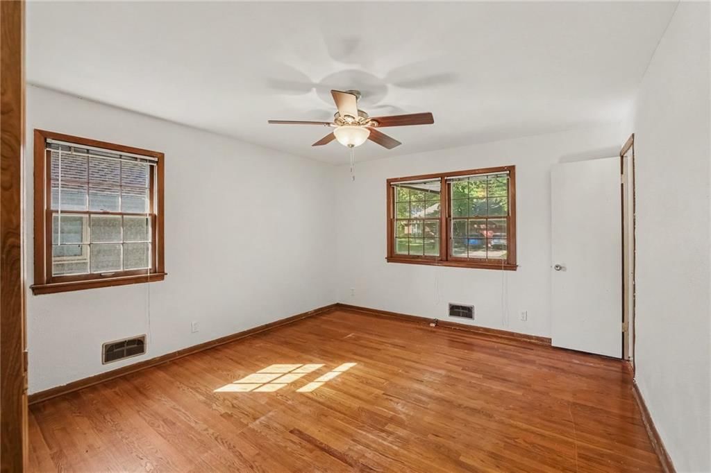 Photo 19 of 32 - 5125 Spring Avenue, Kansas City, MO 64133