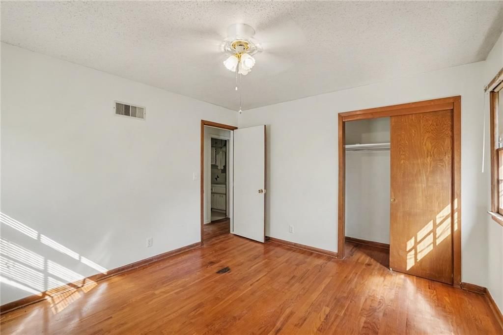 Photo 21 of 32 - 5125 Spring Avenue, Kansas City, MO 64133