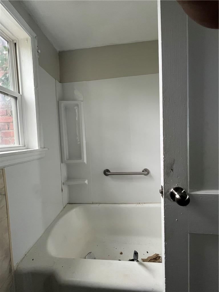 Photo 10 of 25 - 5525 Wabash Avenue, Kansas City, MO 64130
