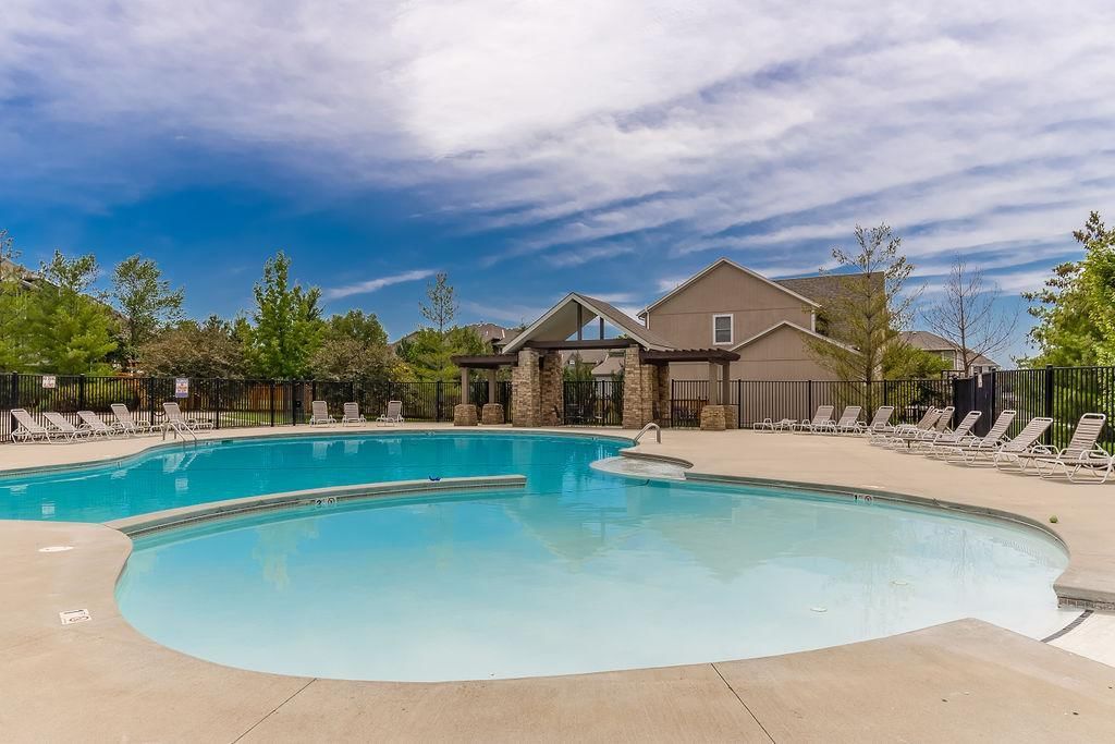 25211 W 148th Terrace, Olathe, KS: listing photo 3