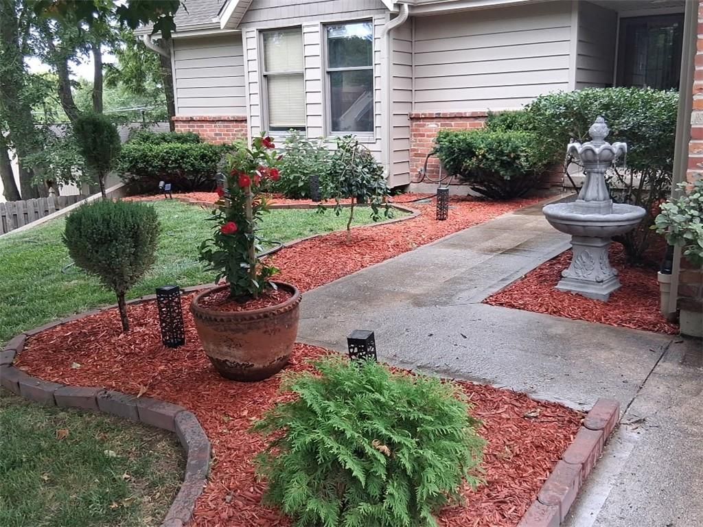 6911 N Flora Avenue, Gladstone, MO: listing photo 3