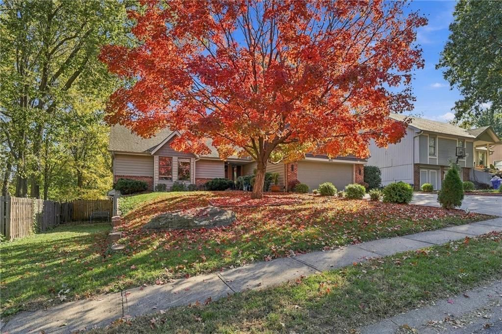 6911 N Flora Avenue, Gladstone, MO: listing photo 3