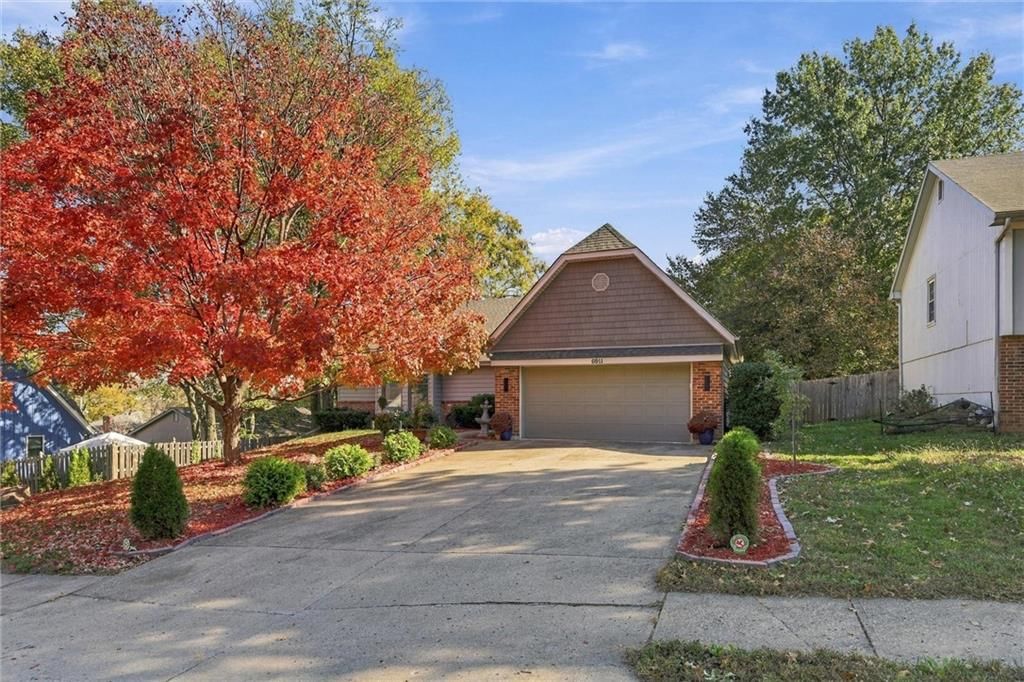 6911 N Flora Avenue, Gladstone, MO: listing photo 2