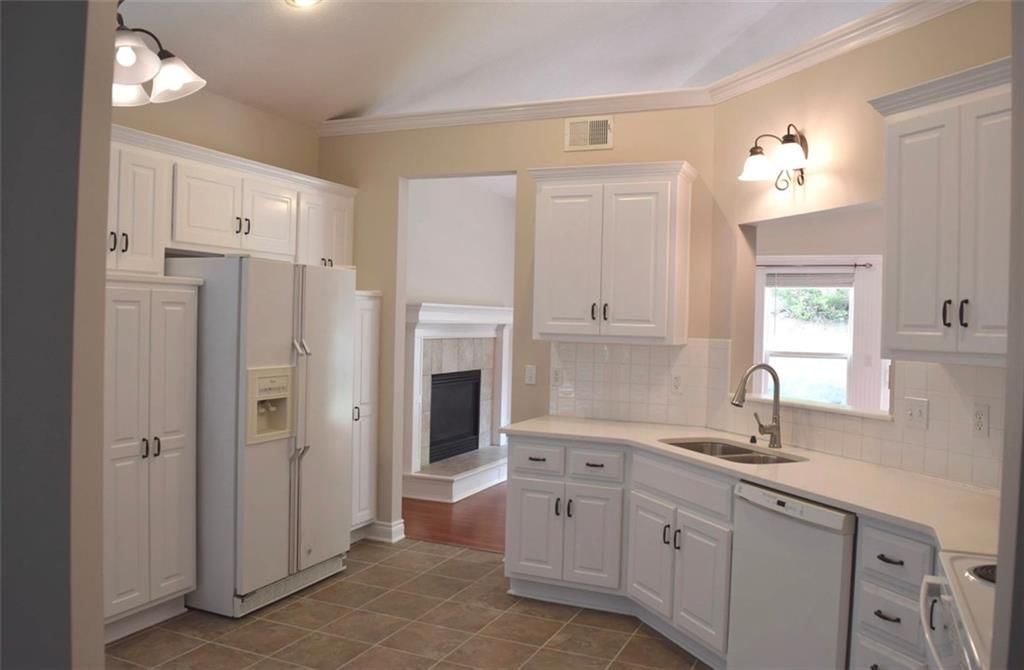 Photo 8 of 30 - 7826 Mullen, Lenexa, KS 66216