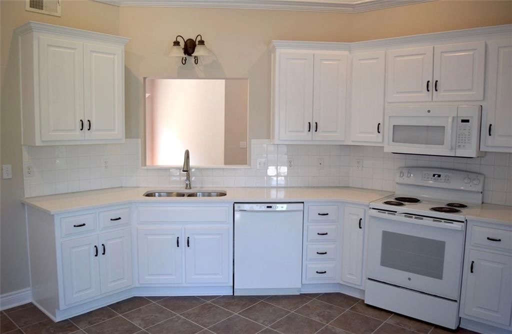 Electric range at 7826 Mullen, Lenexa, KS 66216