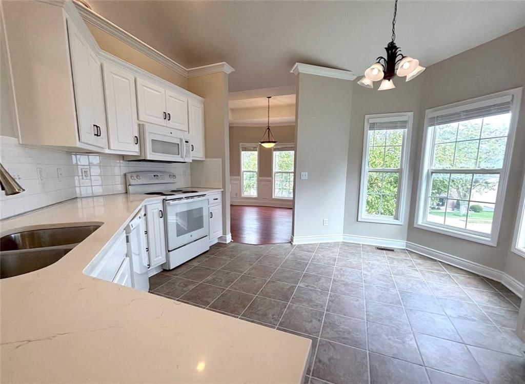 Photo 10 of 30 - 7826 Mullen, Lenexa, KS 66216