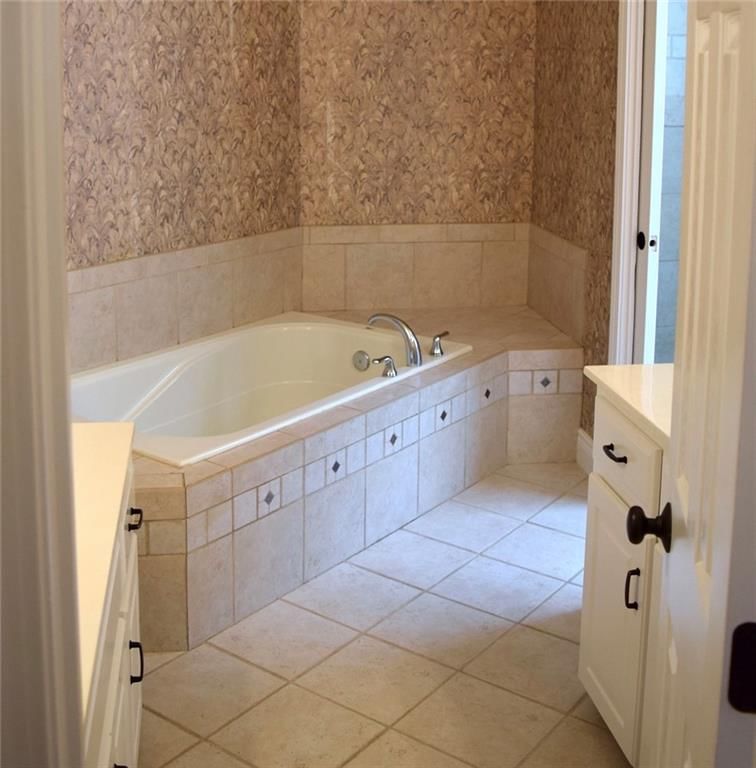 Photo 16 of 30 - 7826 Mullen, Lenexa, KS 66216