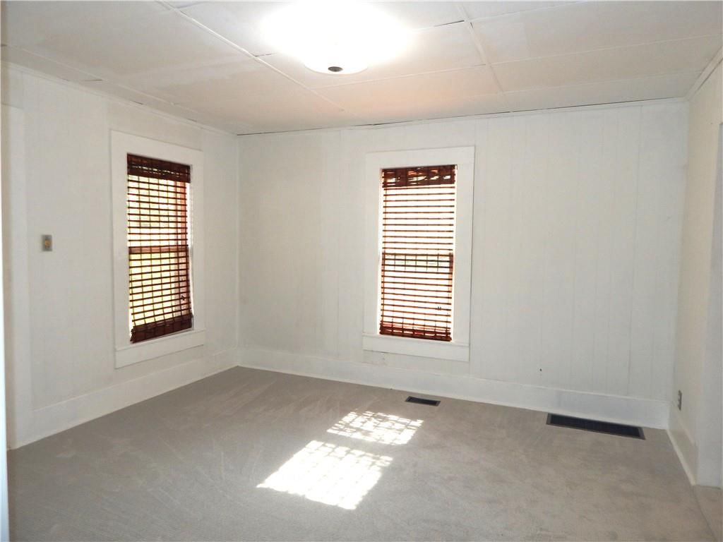 Photo 8 of 15 - 452 WATER Street, Liberty, MO 64068