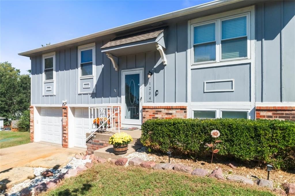 1204 NW Trenton Place, Blue Springs, MO