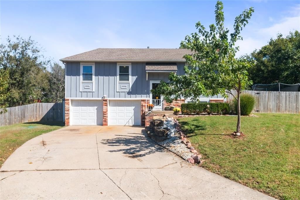 1204 NW Trenton Place, Blue Springs, MO: listing photo 2