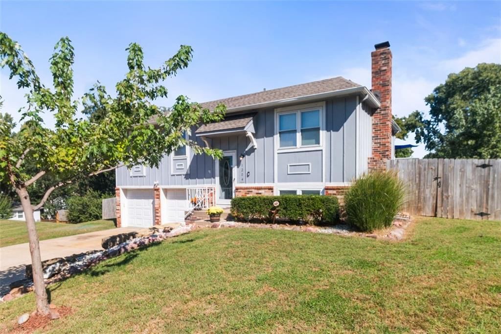 1204 NW Trenton Place, Blue Springs, MO: listing photo 3