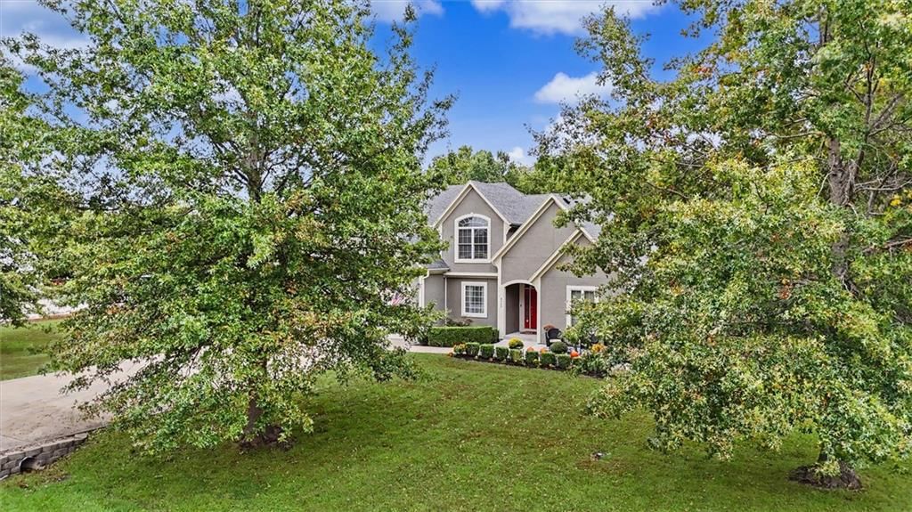 8755 Lynne Road, De Soto, KS: listing photo 2