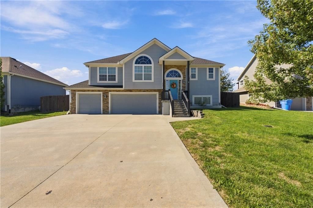 824 N Oak Terrace, Tonganoxie, KS