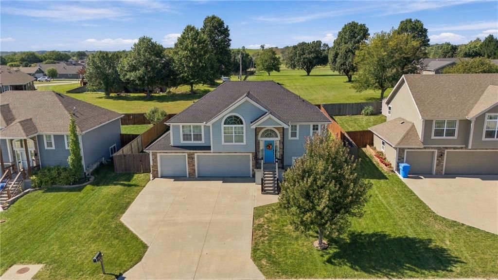 824 N Oak Terrace, Tonganoxie, KS: listing photo 2