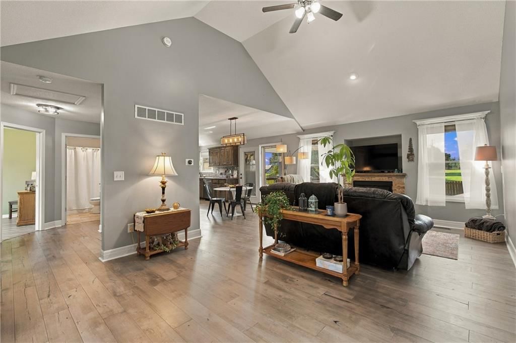 824 N Oak Terrace, Tonganoxie, KS: listing photo 3