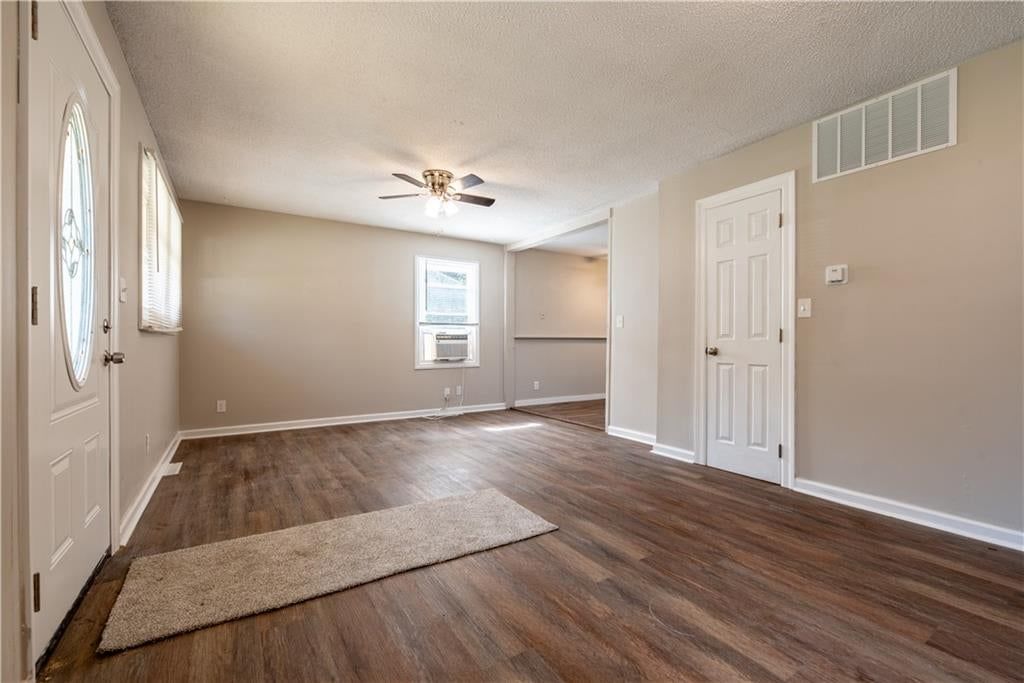 Photo 7 of 14 - 5126 N Corrington Avenue, Kansas City, MO 64119