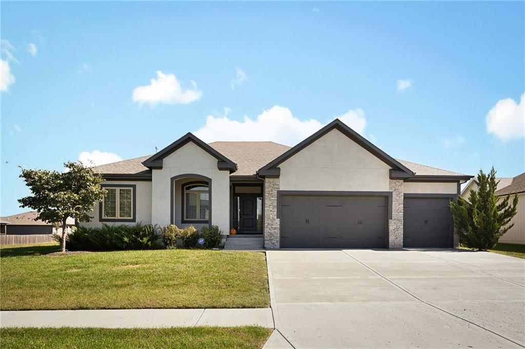 4824 SW 3rd Street, Blue Springs, MO: listing photo 2